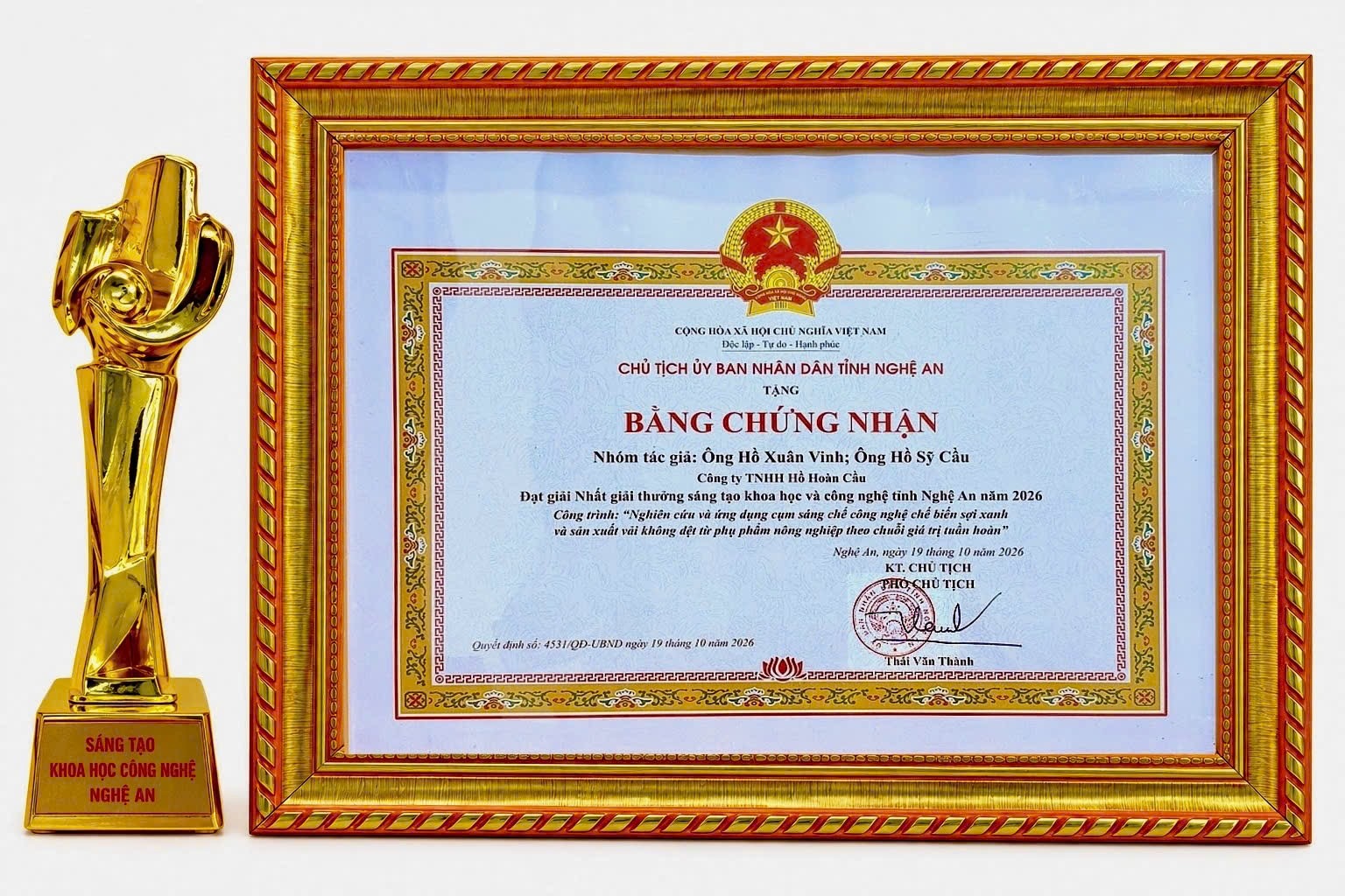 Cúp và bằng chứng nhận Giải Nhất của nhóm tác giả Hồ Xuân Vinh và Hồ Sỹ Cầu