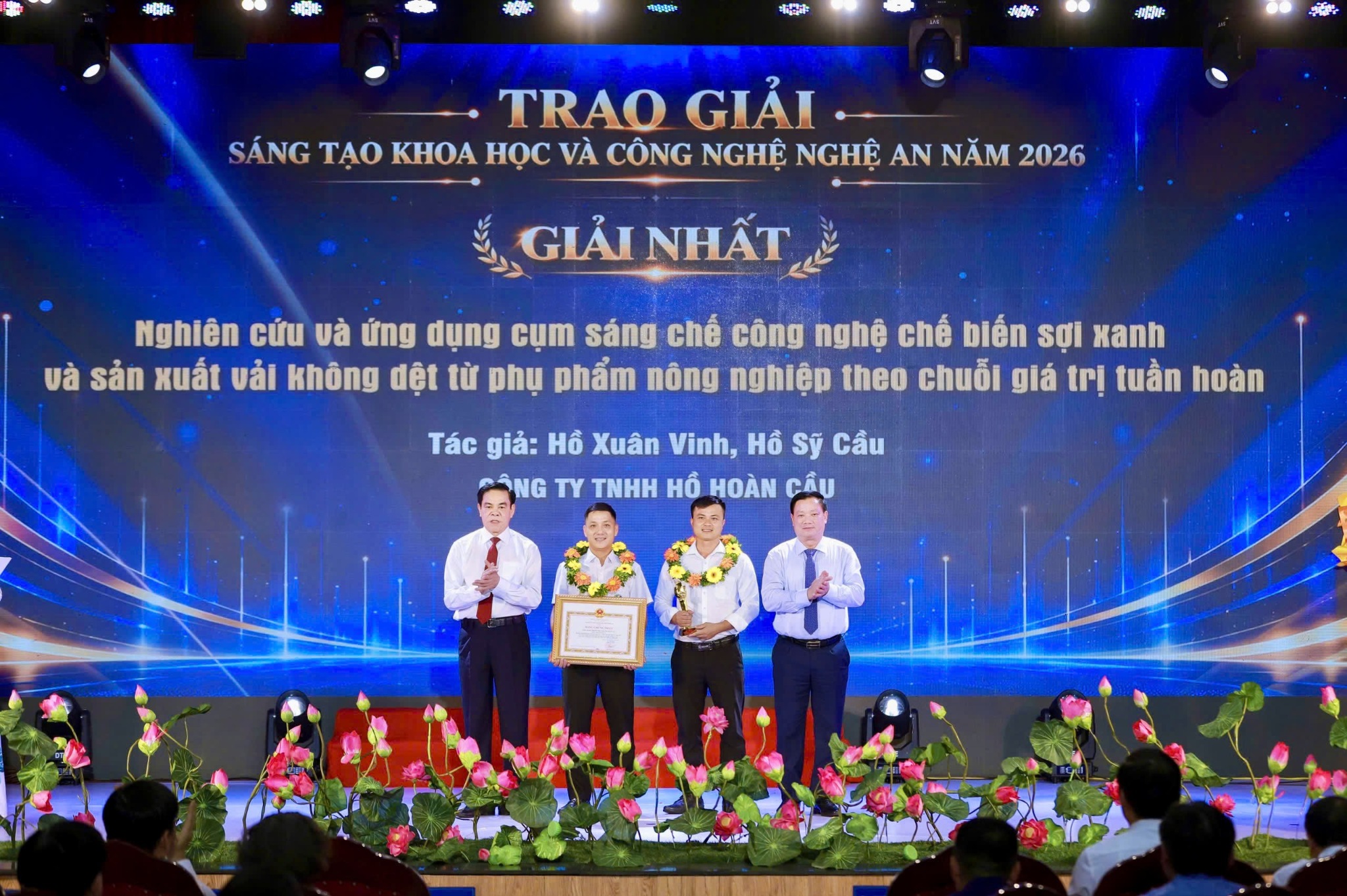 Hồ Hoàn Cầu nhận Giải Nhất Sáng tạo khoa học và công nghệ Nghệ An 2026