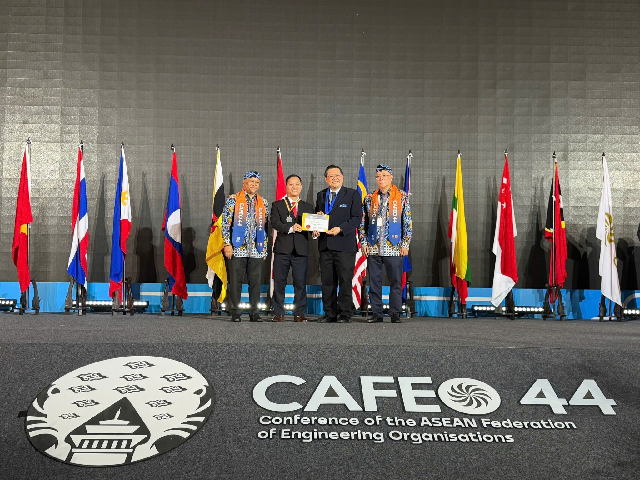 Ông Hồ Xuân Vinh nhận danh hiệu Kỹ sư ASEAN 2026 tại CAFEO 44 ở Indonesia