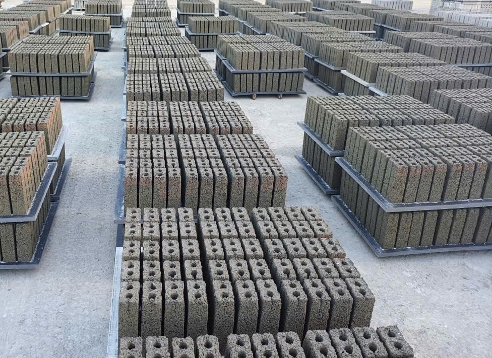Thành phẩm gạch không nung trên khay tại xưởng – Hồ Hoàn Cầu